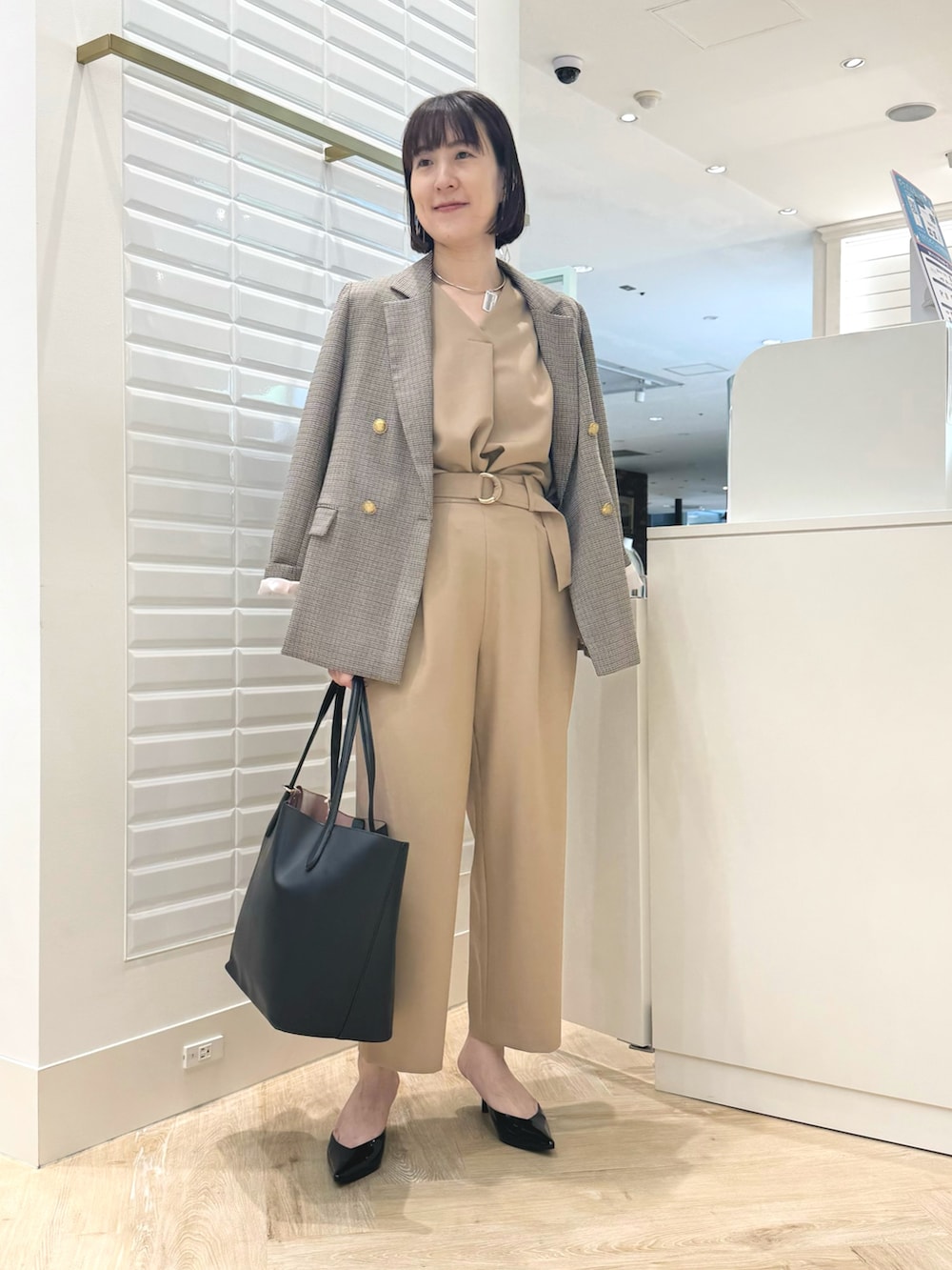 ベージュ系のテーラードジャケット、ベージュ系のその他パンツ、ベージュ系のシャツ/ブラウスを着用したレディースの秋コーディネートの9枚目の写真