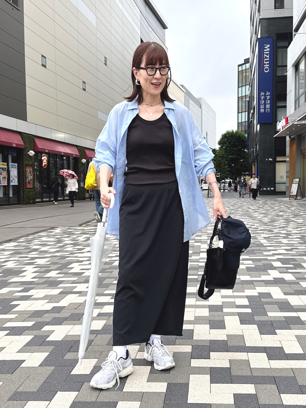 「青シャツ、青シャツコーデ、シャツ、シャツスタイル、シャツコーデ、シャツ好き集まれ、シャツ/ブラウス、雨の日コーデ、トートバッグ」｜「NOLLEY’Sの◇【WEB限定】MY STANDARD シアーシャツ（シャツ/ブラウス、ブルー系）」を使った、yamaguchiさん（骨格ナチュラル・レディース・163cm）の夏コーディネートの7枚目の写真