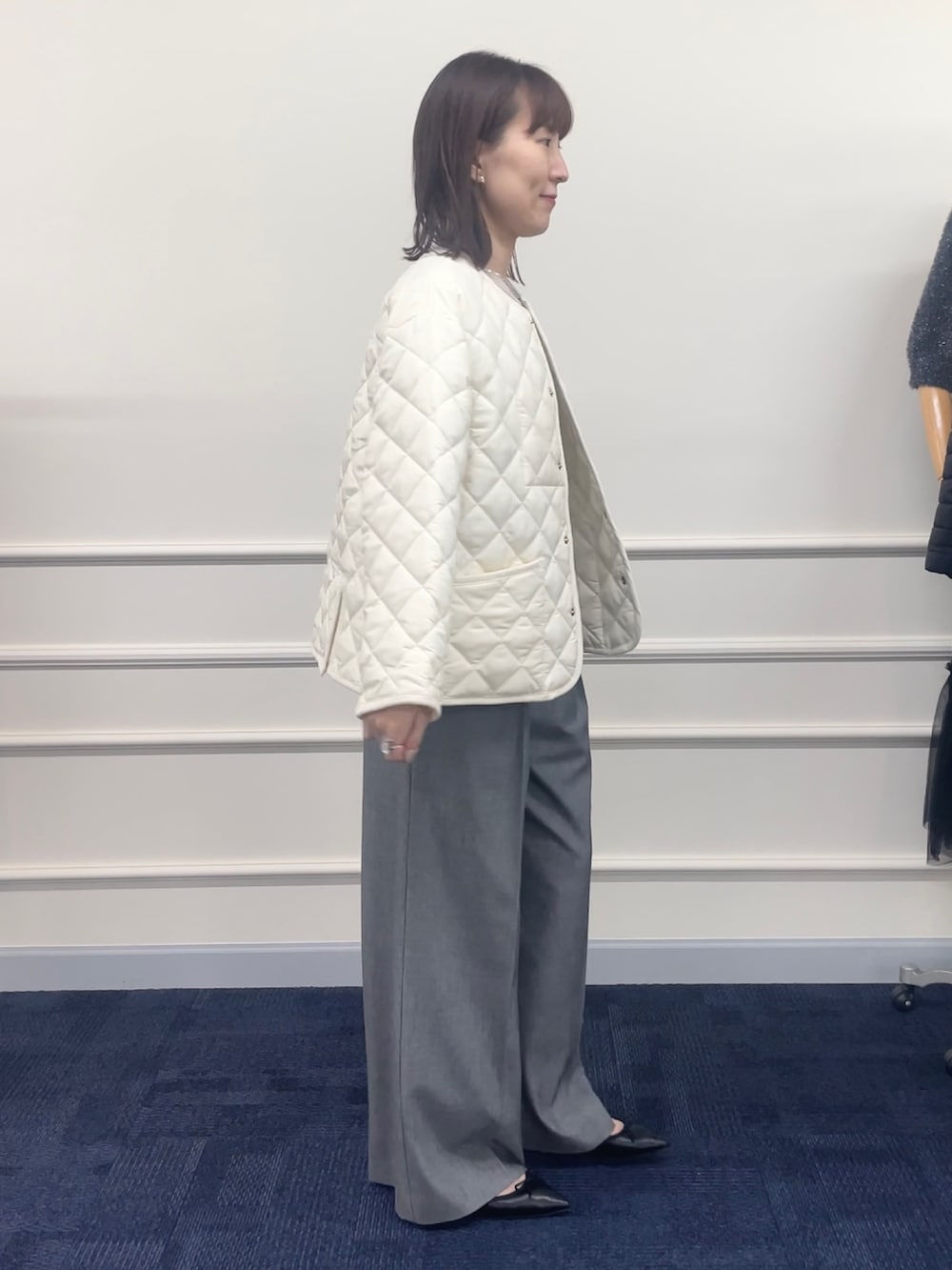 「アウター、ジャケット、キルティング、キルティングジャケット、トラディショナルウェザーウエア、Traditional Weatherwear、ラベンハム、ワイドパンツ、休日スタイル、ショートコート、淡色コーデ、あったかコーデ」｜「NOLLEY’Sの◇【WEB限定】ウォッシャブルハイスペックギャバジン2タックワイドパンツ（その他パンツ、グレー系）」を使った、yamaguchiさん（レディース・163cm）の秋コーディネートの5枚目の写真