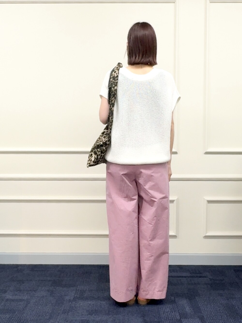 ブラウン系のタンクトップ、ピンク系のその他パンツ、その他のエコバッグ/サブバッグを着用したレディースの春コーディネートの5枚目の写真