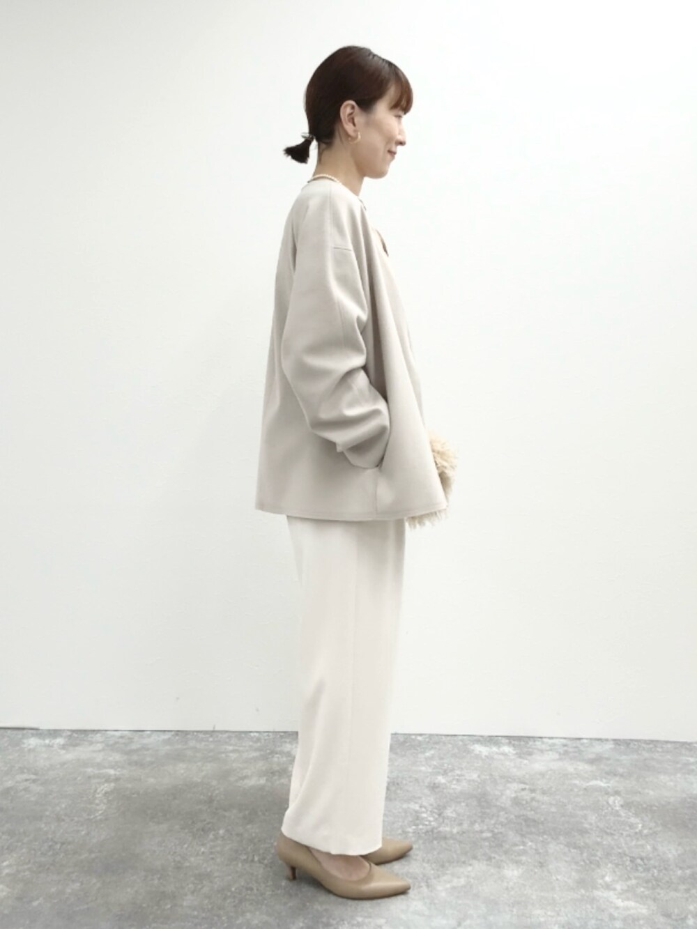 ホワイト系のその他パンツ、ベージュ系のショルダーバッグ、ベージュ系のカーディガン/ボレロを着用したレディースの秋コーディネートの3枚目の写真