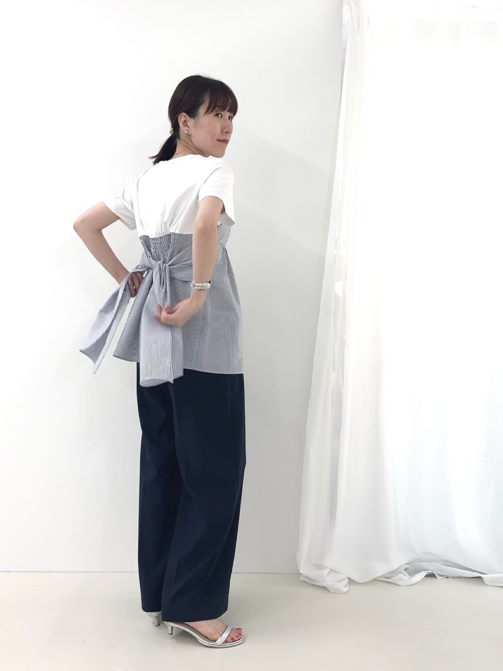 シルバー系のサンダル、ブルー系のその他パンツ、ブルー系のTシャツ/カットソーを着用したレディースの夏コーディネートの6枚目の写真