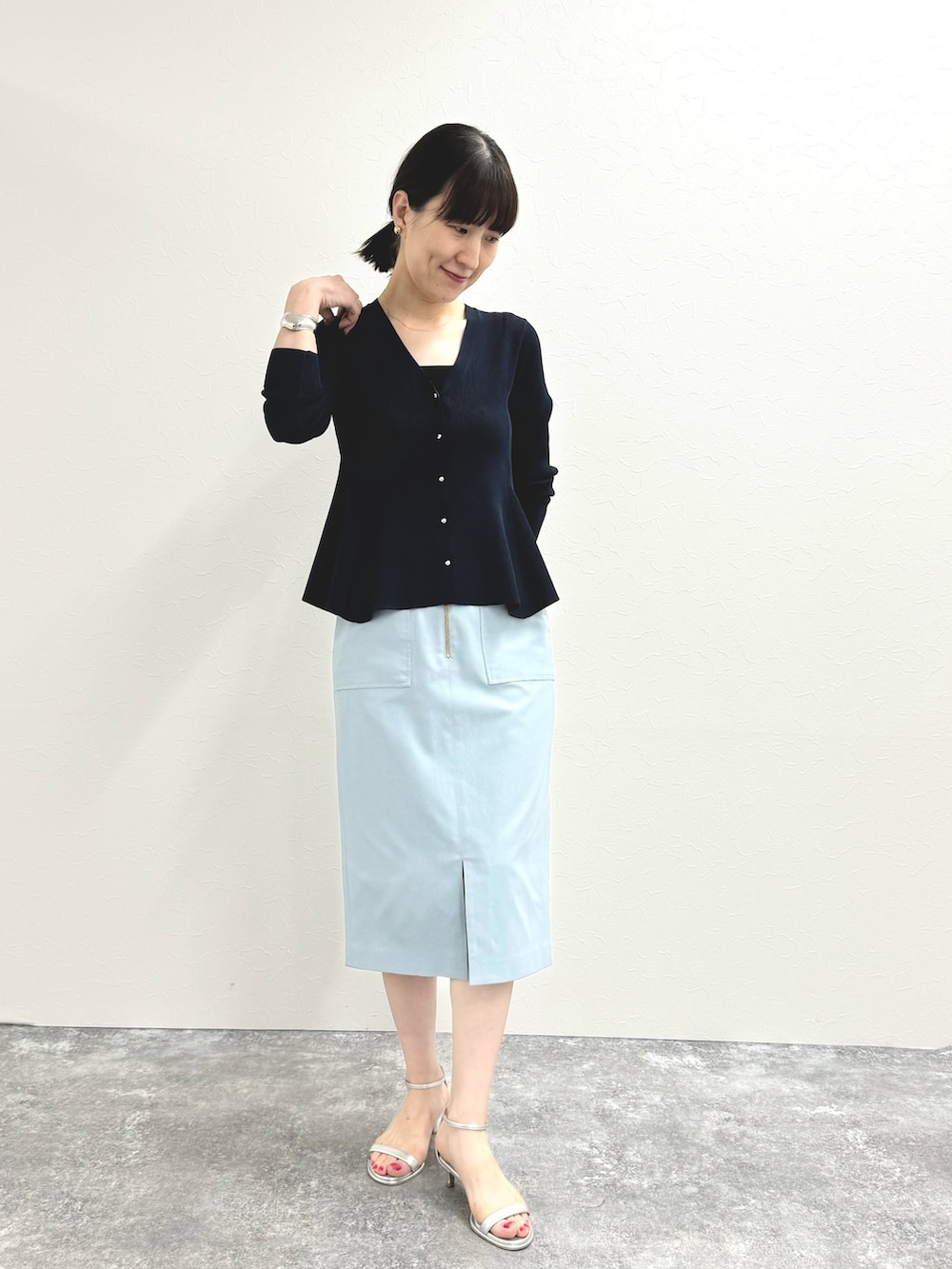 ブルー系のカーディガン/ボレロ、ブルー系のスカート、シルバー系のサンダルを着用したレディースの夏コーディネートの2枚目の写真