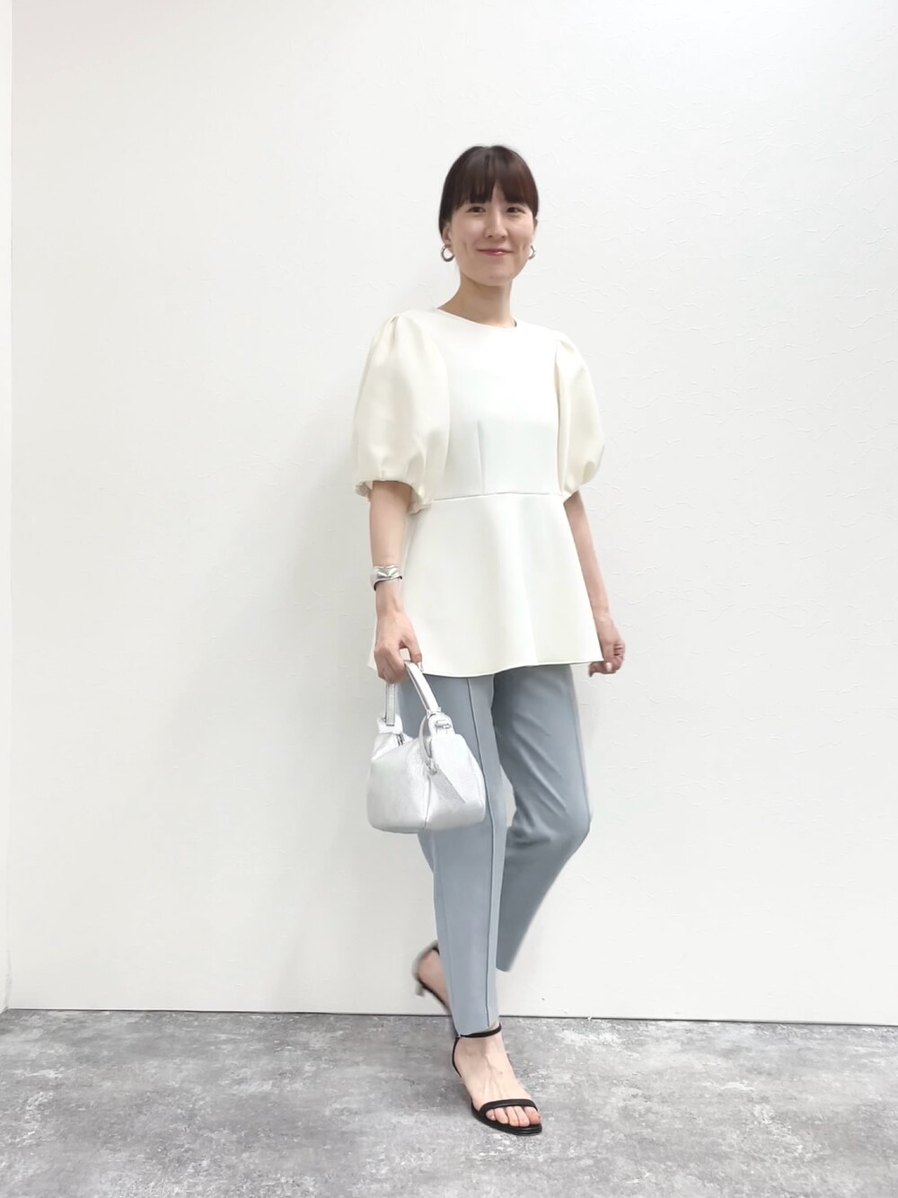 「パンツスタイル、パンツコーデ、ストラップサンダル、シルバー、ぺプラムトップス、トップス、袖ボリューム、デザイントップス、春ファッション、華やか、お出かけコーデ、オトナ女子、シンプルコーデ、淡色コーデ、きれいめカジュアル」｜「NOLLEY’Sのストラップサンダル（サンダル、ブラック系）」を使った、yamaguchiさん（レディース・163cm）の春コーディネートの7枚目の写真