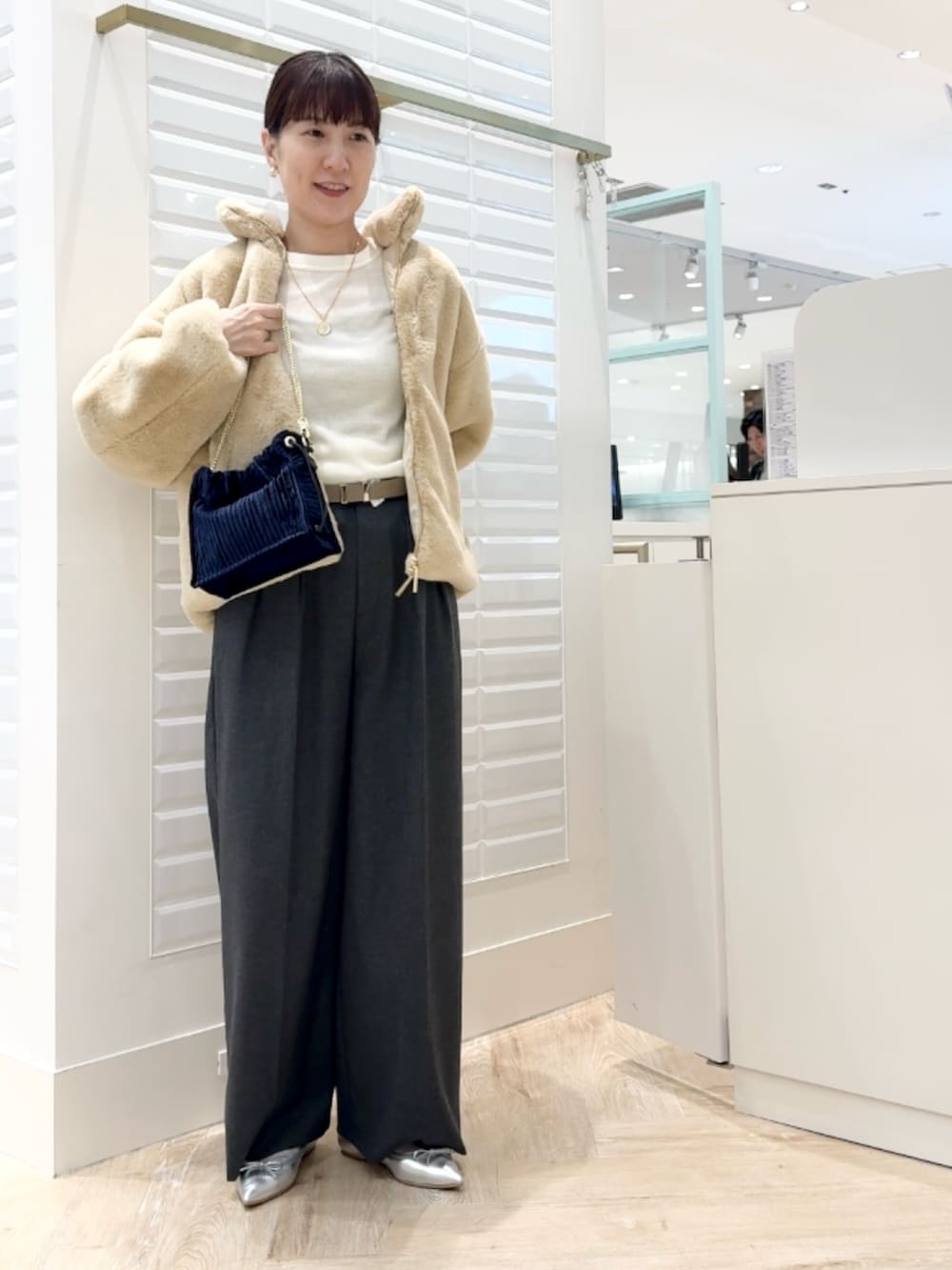 「タトラス、TATRAS、ファー、ファーコート、エコファー、フェイクファー、ショートコート、パンツコーデ、冬アウター、淡色コーデ、ゆるコーデ、大人ガーリー、大人かわいい」|「Kassiopeaの【kassiopea /カシオペア】ミニチェーンショルダー made in Italy(ショルダーバッグ、ブルー系)」を使った、yamaguchiさん(レディース・163cm)の秋コーディネートの7枚目の写真