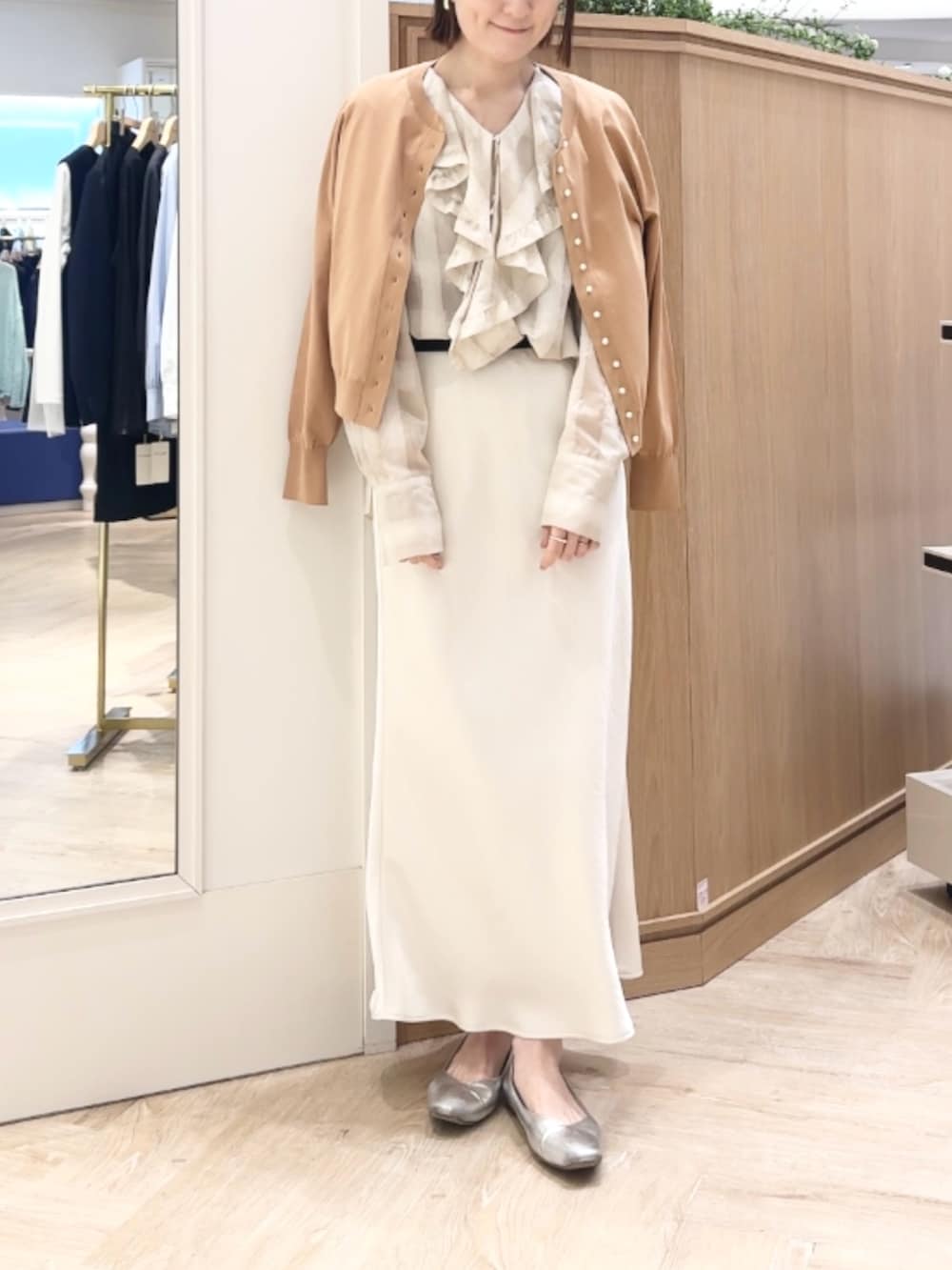 イエロー系のカーディガン/ボレロ、ホワイト系のシャツ/ブラウス、ベージュ系のショルダーバッグを着用したレディースの春コーディネートの5枚目の写真