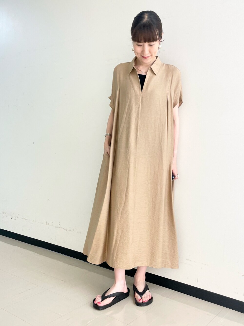 「ワンピース、ワンピーススタイル、シャツワンピ、ベーシュ、ビルケンシュトック、ビーサン、スキッパー、夏コーデ、楽チンコーデ、ワントーンコーデ、夏服コーデ、シンプルコーデ」｜「BIRKENSTOCKのアイテム（ビーチサンダル、ブラック系）」を使った、yamaguchiさん（レディース・163cm）の夏コーディネートの8枚目の写真