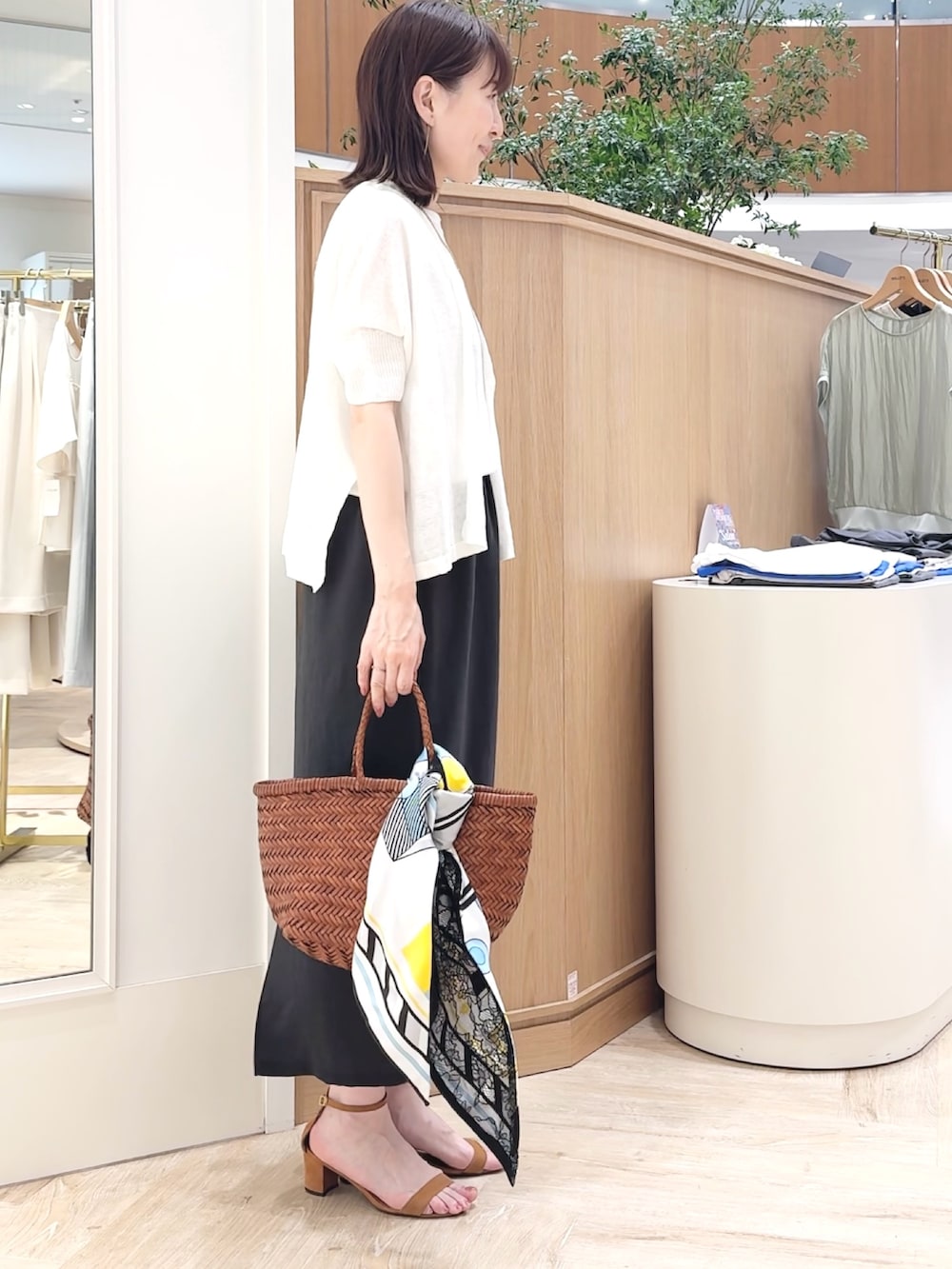 「アンサンブル、ニット、ボレロ、カーディガン、カーディガンコーデ、夏コーデ、淡色コーデ、ロングスカート、きれいめカジュアル、タイトスカート、オフィスカジュアル、オフィススタイル、オフィスコーデ、夏服」｜「NOLLEY’Sの【松葉☆別注アイテム】《セットアップ対応》エアリージョーゼットイージータイトスカート（スカート、グレー系）」を使った、yamaguchiさん（骨格ナチュラル・レディース・163cm）の夏コーディネートの8枚目の写真