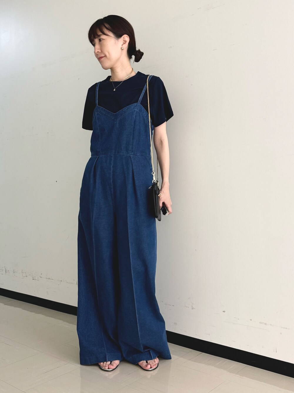 「デニム、デニムコーデ、デニムパンツ、サロペット、オールインワン、オールインワンサロペット、ワイドパンツ、ワントーン、Tシャツ、レイヤードスタイル、テーマパークコーデ、大人女子、オトナ女子」｜「NOLLEY’S SophiのW&W スムース Tシャツ（Tシャツ/カットソー、ブルー系）」を使った、yamaguchiさん（レディース・163cm）の夏コーディネートの9枚目の写真