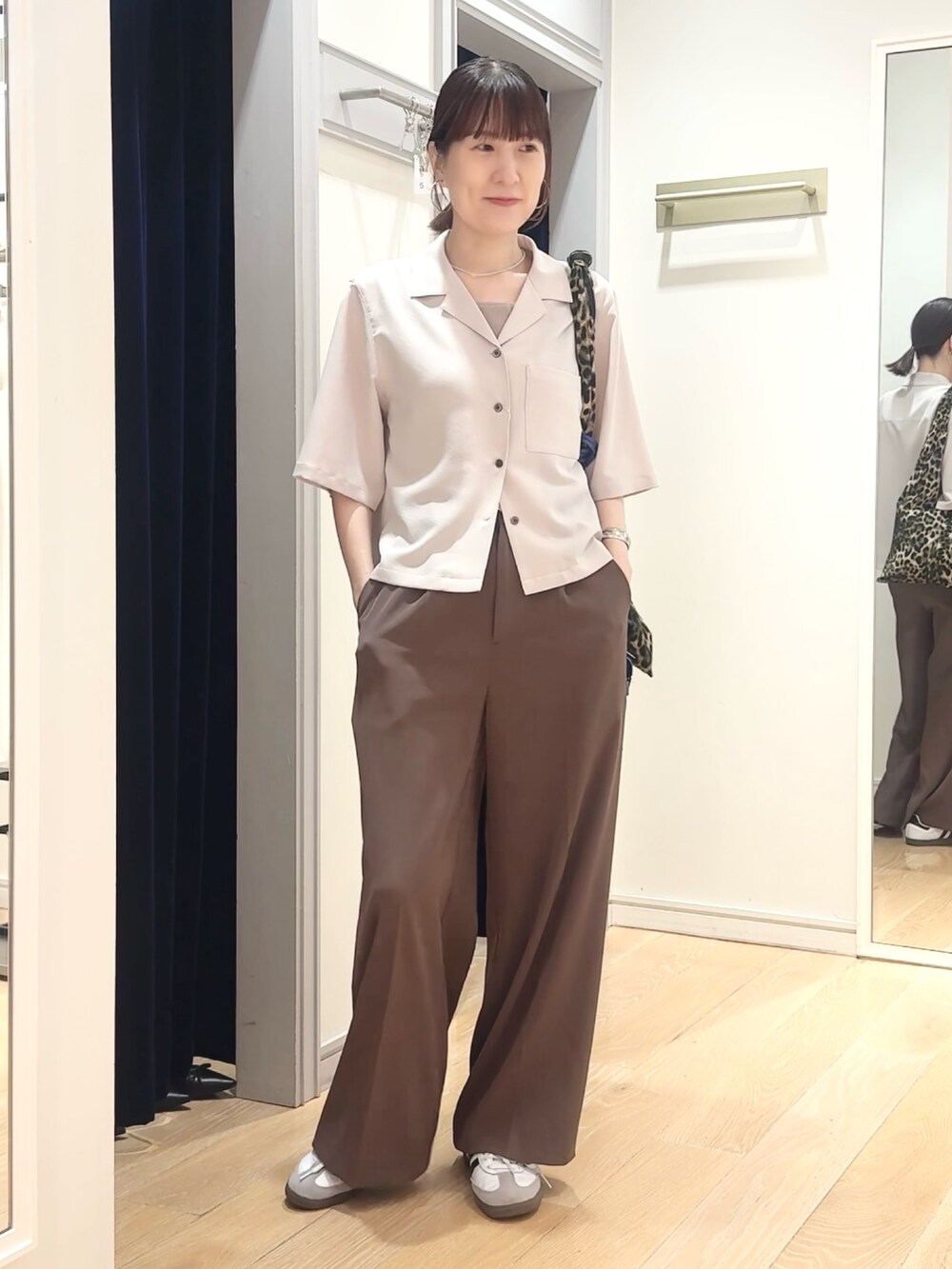 ブラウン系のその他パンツ、ベージュ系のシャツ/ブラウス、その他のエコバッグ/サブバッグを着用したレディースの夏コーディネートの10枚目の写真