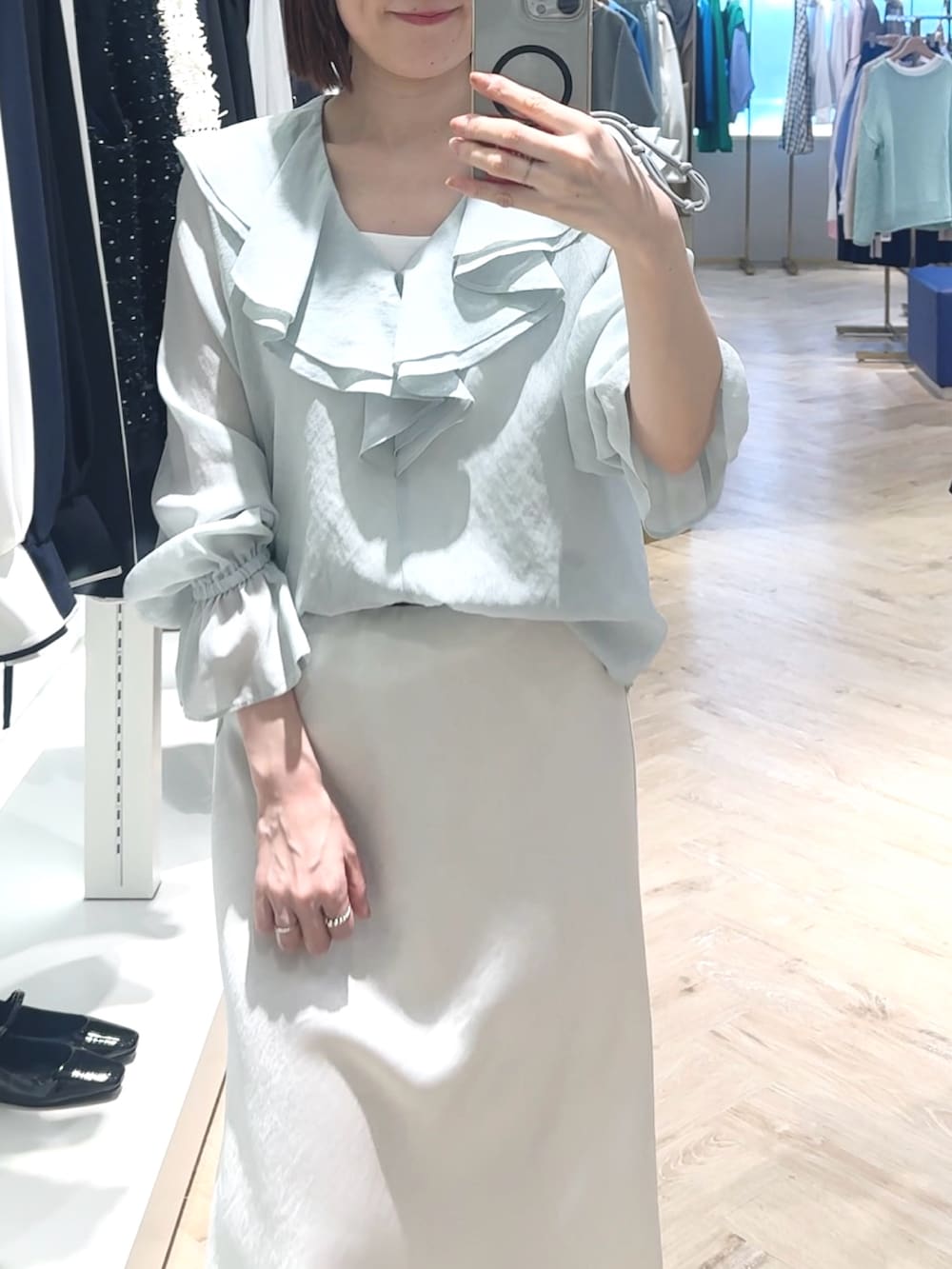 ホワイト系のスカート、グリーン系のシャツ/ブラウス、ホワイト系のタンクトップを着用したレディースの春コーディネートの7枚目の写真