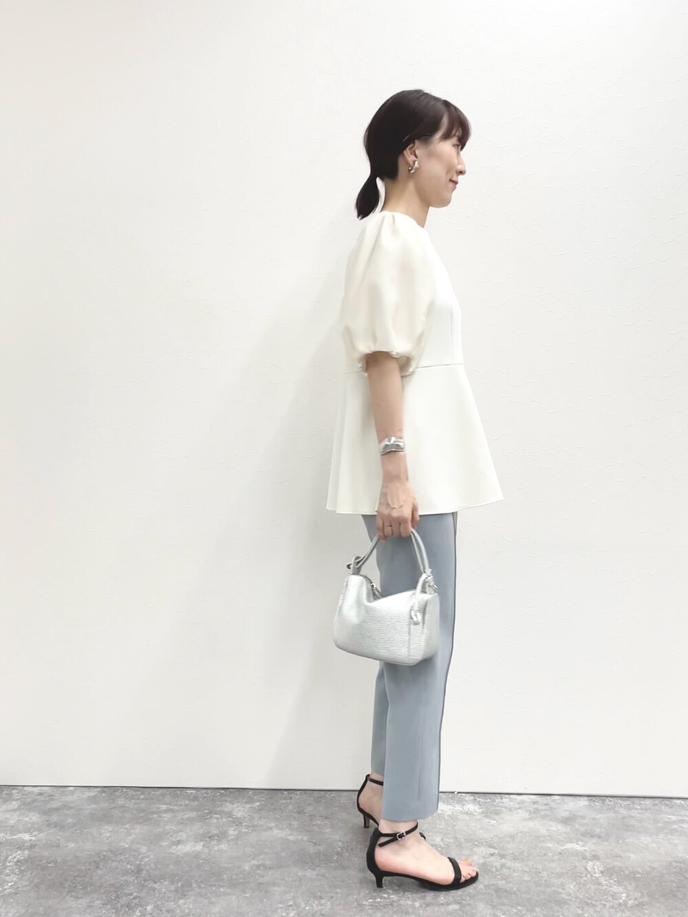 「パンツスタイル、パンツコーデ、ストラップサンダル、シルバー、ぺプラムトップス、トップス、袖ボリューム、デザイントップス、春ファッション、華やか、お出かけコーデ、オトナ女子、シンプルコーデ、淡色コーデ、きれいめカジュアル」｜「NOLLEY’Sのストラップサンダル（サンダル、ブラック系）」を使った、yamaguchiさん（レディース・163cm）の春コーディネートの5枚目の写真