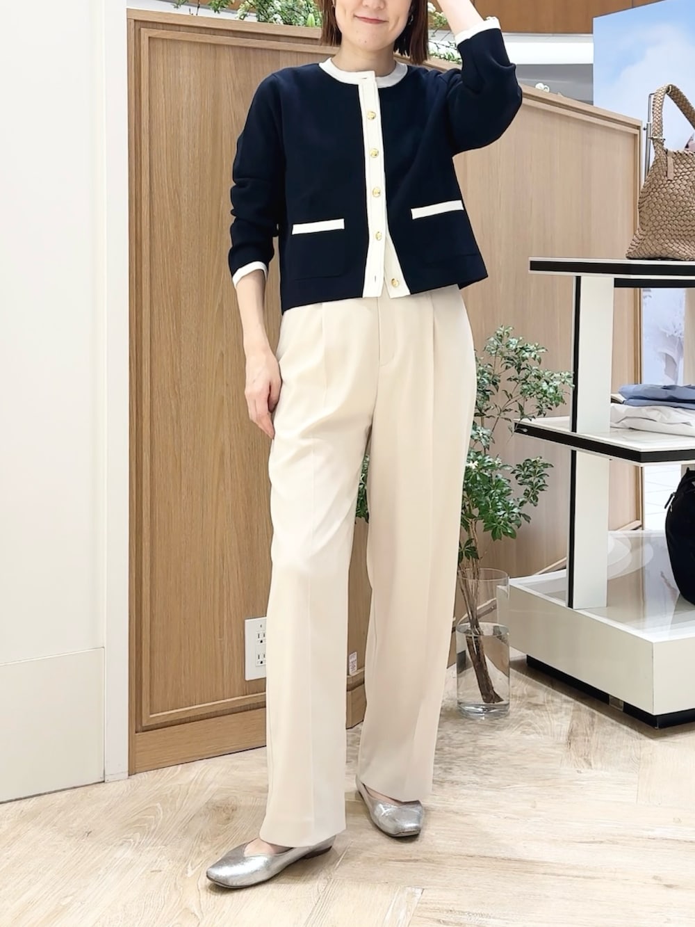 ブルー系のカーディガン/ボレロ、ホワイト系のその他パンツ、ブルー系のショルダーバッグを着用したレディースの春コーディネートの6枚目の写真