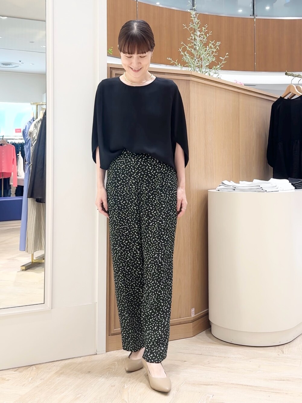 ブラック系のシャツ/ブラウス、ブラック系のその他パンツ、シルバー系のネックレスを着用したレディースの夏コーディネートの3枚目の写真