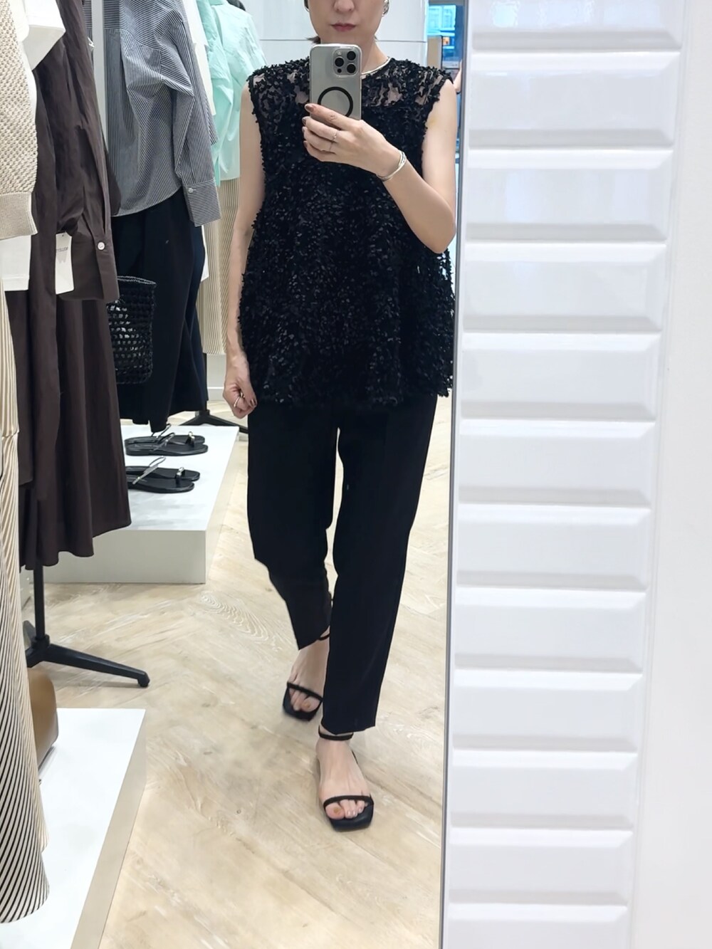 ブラック系のその他パンツ、ブラック系のシャツ/ブラウス、ブラウン系のバレッタ/ヘアクリップを着用したレディースの夏コーディネートの5枚目の写真