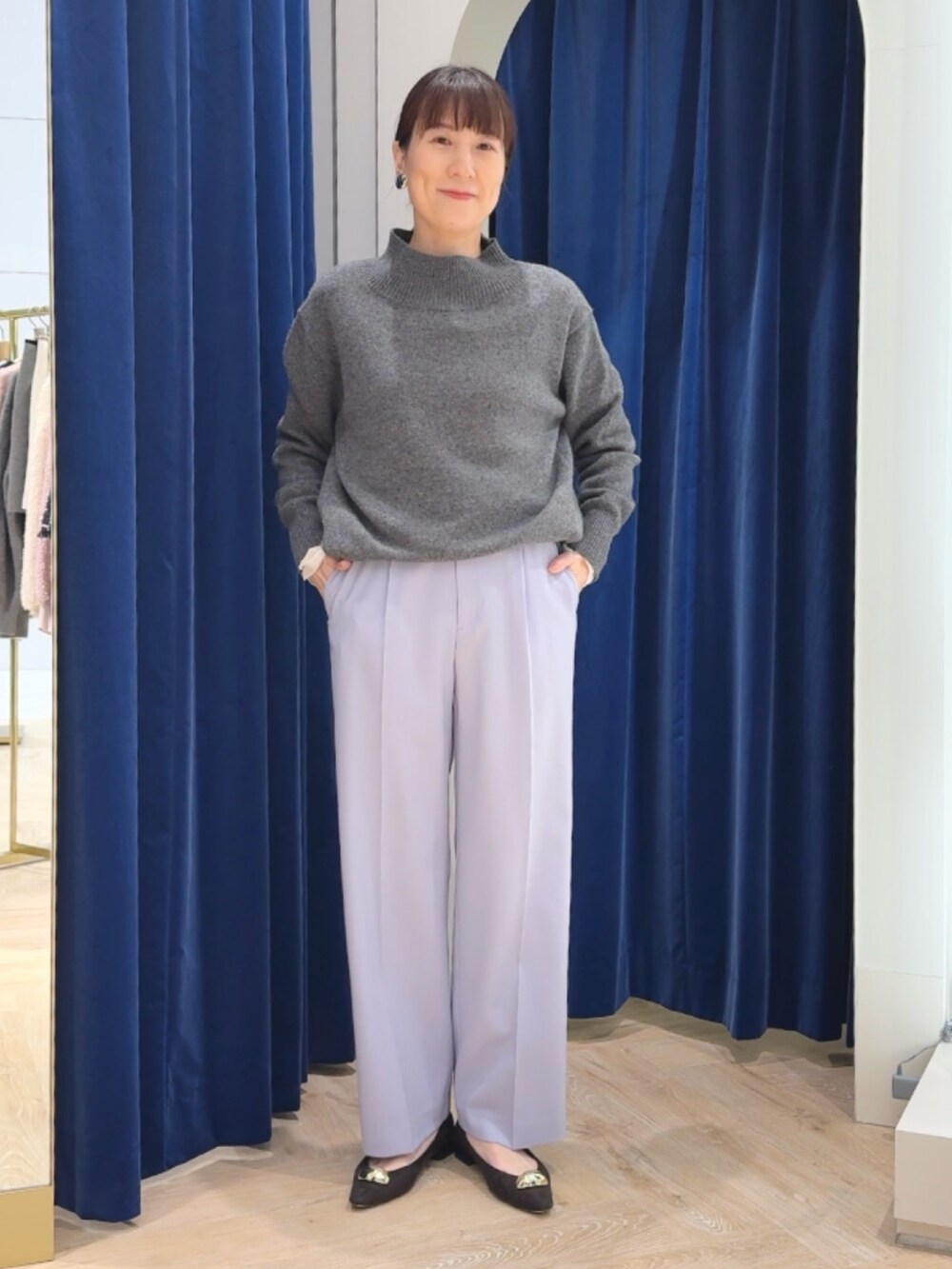 グレー系のニット/セーター、パープル系のその他パンツ、ホワイト系のTシャツ/カットソーを着用したレディースの冬コーディネートの9枚目の写真