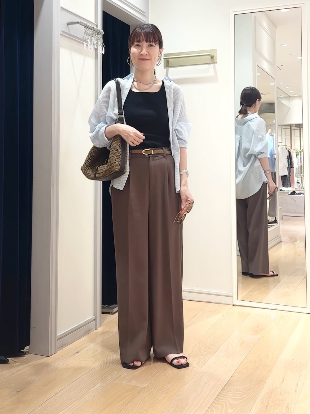 ブラウン系のその他パンツ、ブルー系のシャツ/ブラウス、ブラウン系のショルダーバッグを着用したレディースの夏コーディネートの6枚目の写真