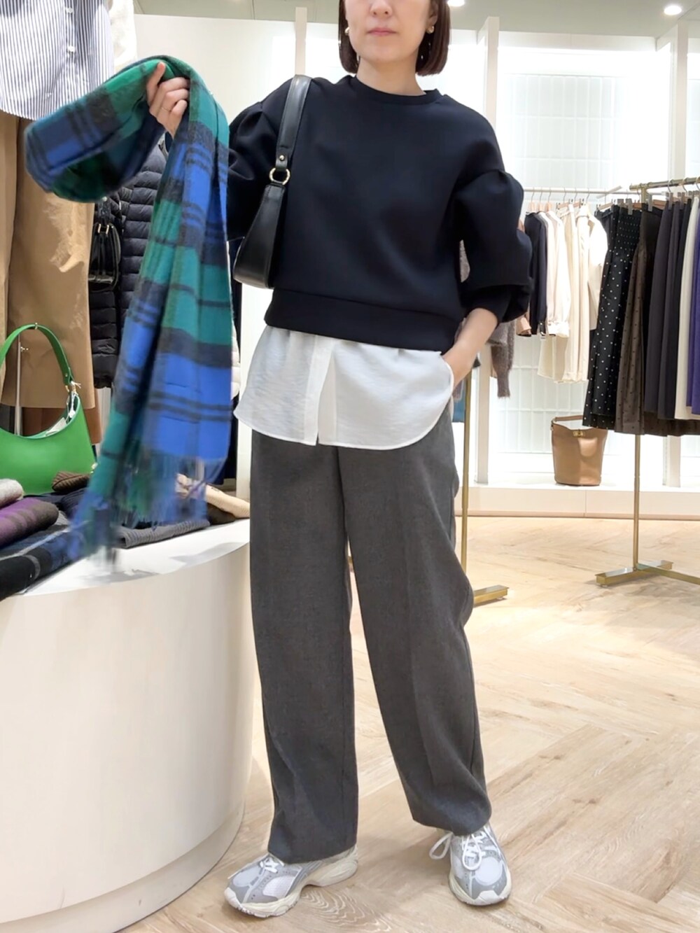 「チェック柄、チェックマフラー、チェックストール、スウェット、スウェットコーデ、パンツスタイル、ワイドパンツ、スニーカー、スニーカーコーデ、リラックス、シンプルコーデ、レイヤードスタイル、レイヤード、大人かわいい、今日のコーデ」｜「NOLLEY’Sのアシメカーブバッグ（ショルダーバッグ、ブラック系）」を使った、yamaguchiさん（レディース・163cm）の秋コーディネートの7枚目の写真