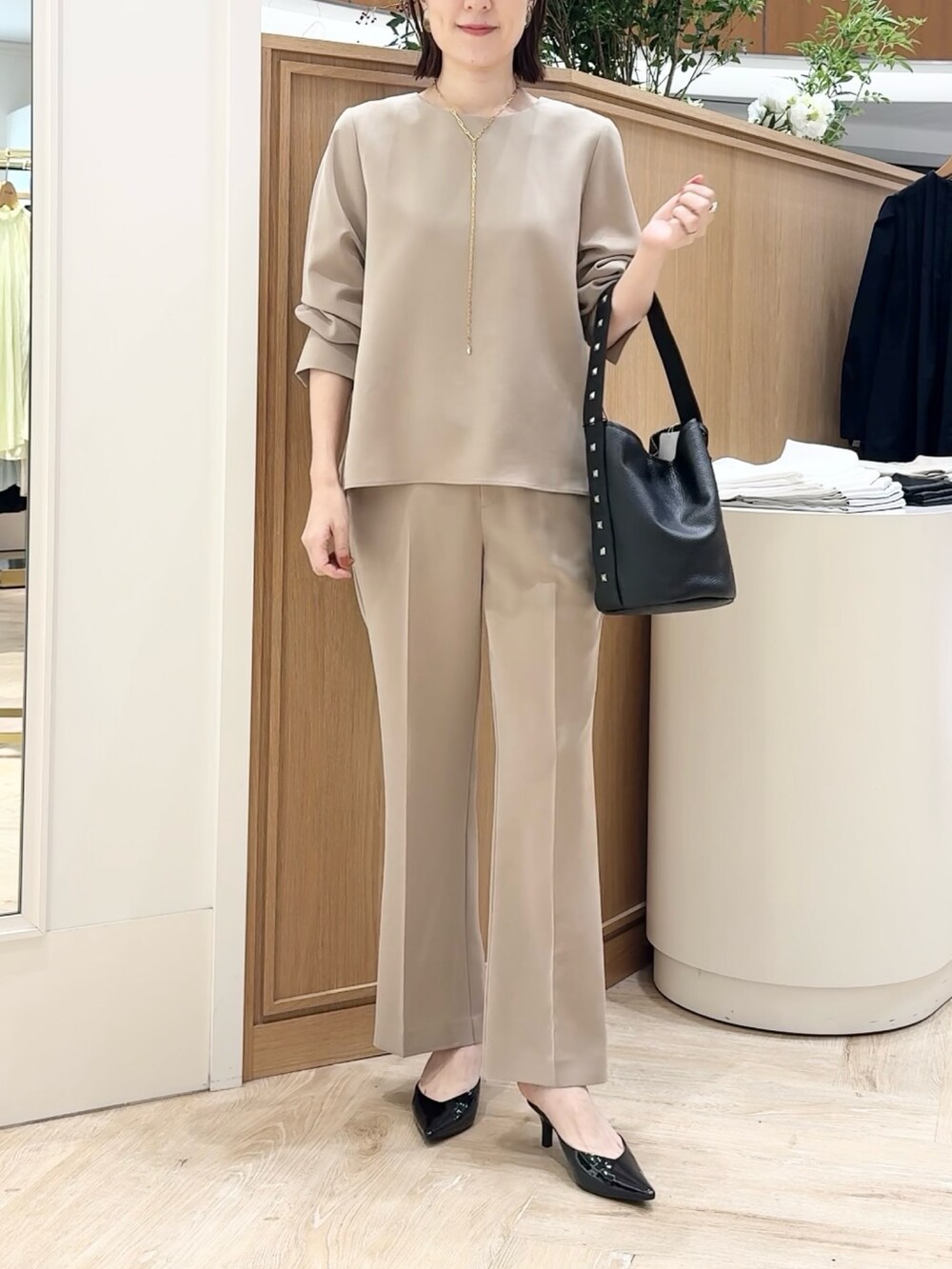 ブラック系のショルダーバッグ、ベージュ系のその他パンツ、ベージュ系のシャツ/ブラウスを着用したレディースの秋コーディネートの7枚目の写真