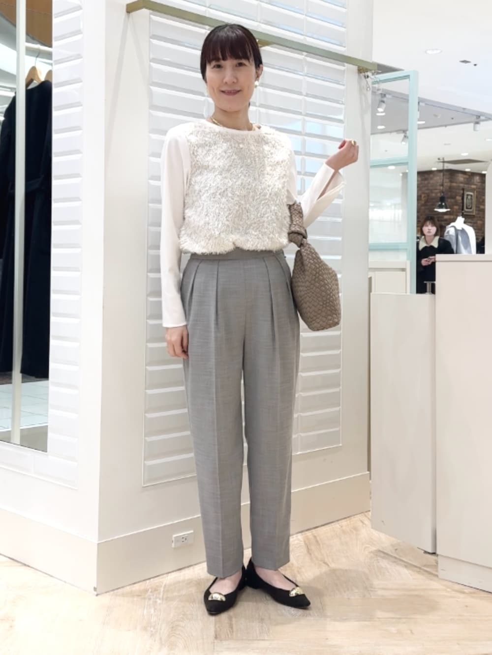グレー系のその他パンツ、ホワイト系のシャツ/ブラウス、グレー系のショルダーバッグを着用したレディースの冬コーディネートの8枚目の写真
