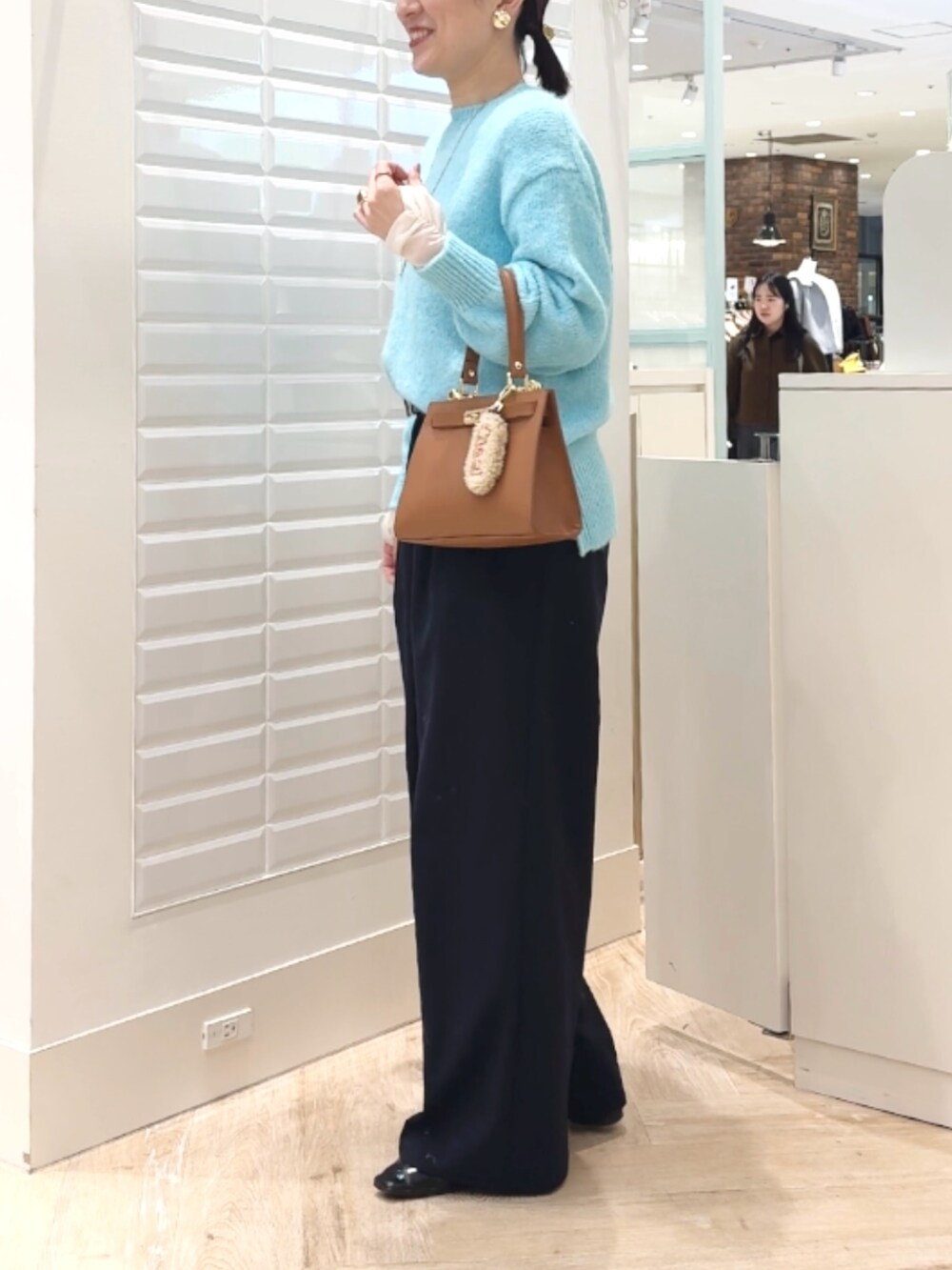 「ニット、ニットコーデ、ブルー、ターコイズブルー、ターコイズ、レザーバッグ、大人女子、冬のコーデ、パンツスタイル、ふわふわニット、ふわふわ、女子会コーデ、あったかコーデ」|「Lisa Conteのムートン刺繍チャーム made in Italy(チャーム、ベージュ系)」を使った、yamaguchiさん(レディース・163cm)の冬コーディネートの3枚目の写真
