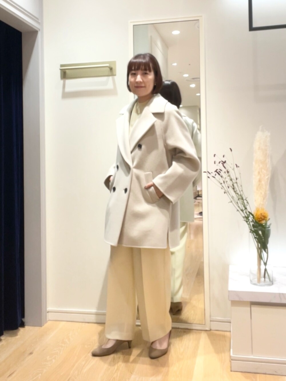 「淡色コーデ、アウター、コート、ピーコート、チェスターコート、ショートコート、パンツスタイル、DeMEllier、きれいめカジュアル、オトナカジュアル、おでかけコーデ、ショルダーバッグ、秋冬、大人女子」|「DEMELLIER LONDONの【DeMellier/デメリエー】Vancouverミニショルダーバッグ(ハンドバッグ、ブラック系)」を使った、yamaguchiさん(レディース・163cm)の秋コーディネートの4枚目の写真