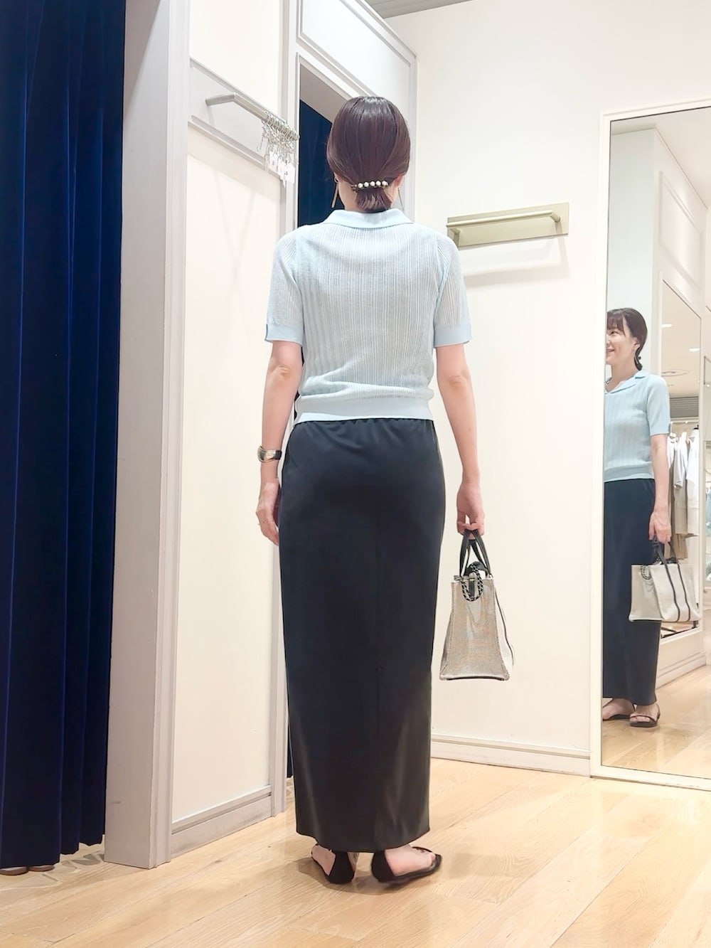 ブラック系のスカート、ベージュ系のタンクトップ、ブルー系のニット/セーターを着用したレディースの夏コーディネートの5枚目の写真