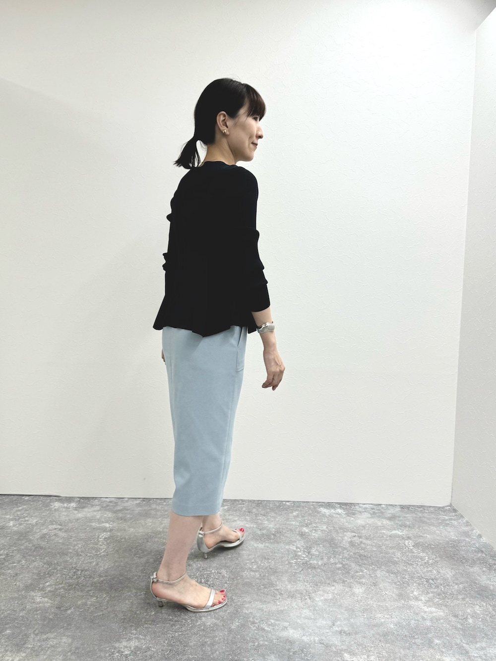 ブルー系のカーディガン/ボレロ、ブルー系のスカート、シルバー系のサンダルを着用したレディースの夏コーディネートの8枚目の写真