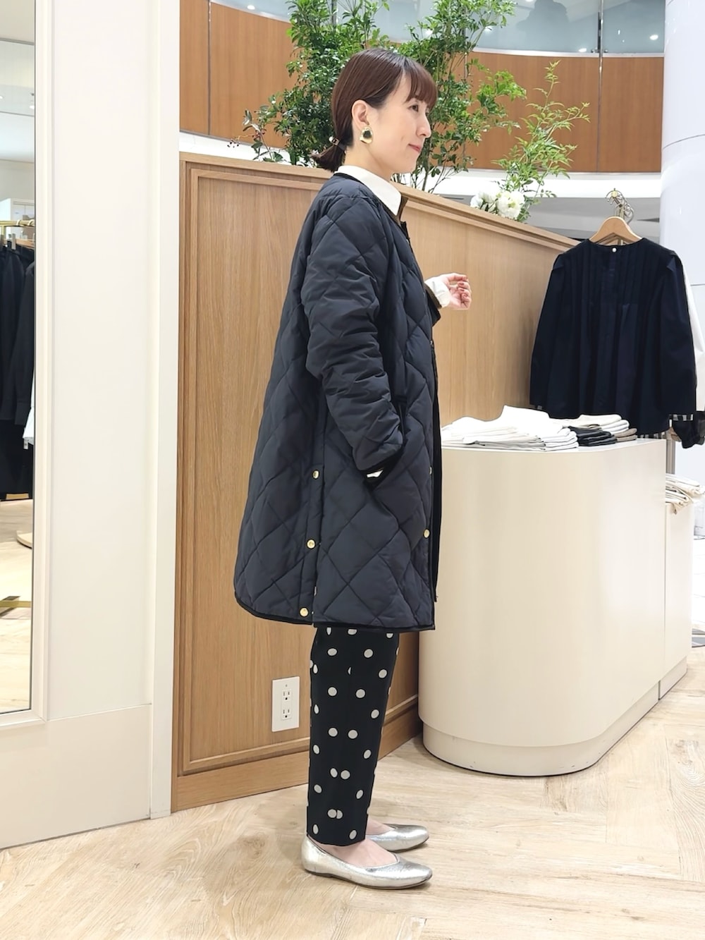 ブラック系のその他パンツ、ホワイト系のシャツ/ブラウス、ベージュ系のトートバッグを着用したレディースの秋コーディネートの7枚目の写真