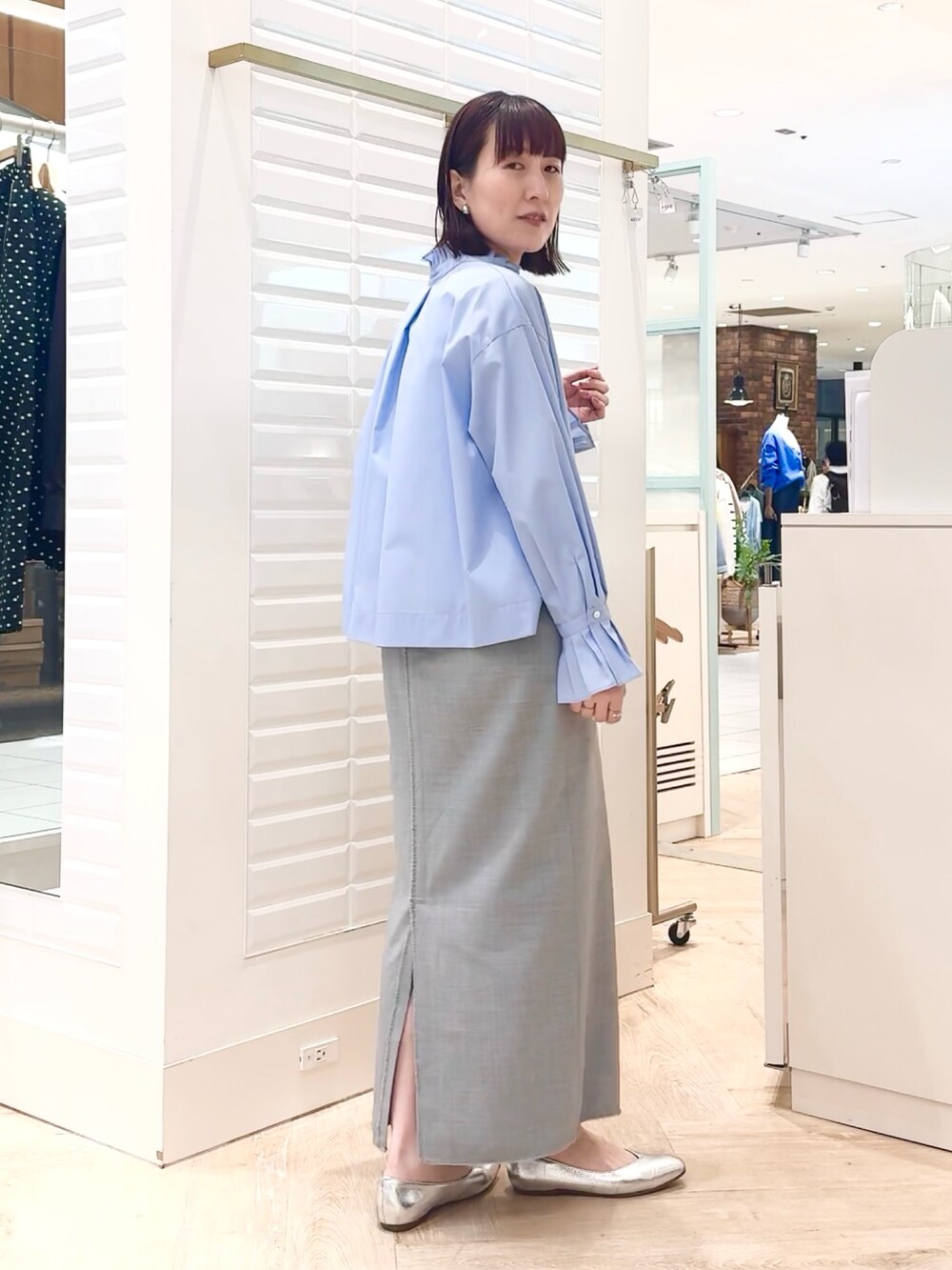 「スカートスタイル、スカート、スカートコーデ、グレー、タイトスカート、シャツ、シャツスタイル、スキッパーシャツ、プリーツ、フリル、フリルトップス、フリルブラウス、春コーデ、オトナカジュアル、40代ファッション」|「NOLLEY’Sの《オールシーズン対応》ウォッシャブルHandsomeフリンジタイトスカート(スカート、グレー系)」を使った、yamaguchiさん(レディース・163cm)の春コーディネートの4枚目の写真