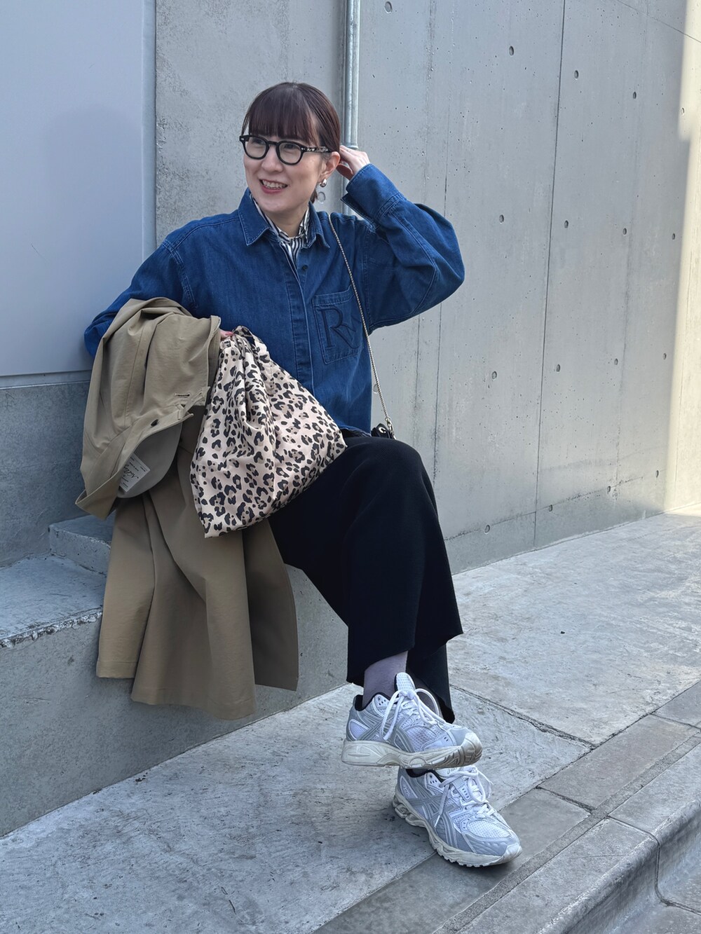 「メガネ女子、デニムコーデ、ニットスカート、スカートスタイル、スカート、スニーカーコーデ、スニーカー、シャツスタイル、レイヤード、レイヤードスタイル、ストライプシャツ、ストライプ、レオパード、ひょう柄」|「Rie Millerの【RM denim】刺繍入りビッグデニムシャツ(シャツ/ブラウス、ブルー系)」を使った、yamaguchiさん(レディース・163cm)の冬コーディネートの4枚目の写真