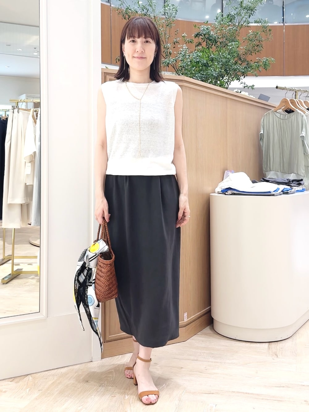 「アンサンブル、ニット、ボレロ、カーディガン、カーディガンコーデ、夏コーデ、淡色コーデ、ロングスカート、きれいめカジュアル、タイトスカート、オフィスカジュアル、オフィススタイル、オフィスコーデ、夏服」｜「NOLLEY’Sの【松葉☆別注アイテム】《セットアップ対応》エアリージョーゼットイージータイトスカート（スカート、グレー系）」を使った、yamaguchiさん（骨格ナチュラル・レディース・163cm）の夏コーディネートの5枚目の写真