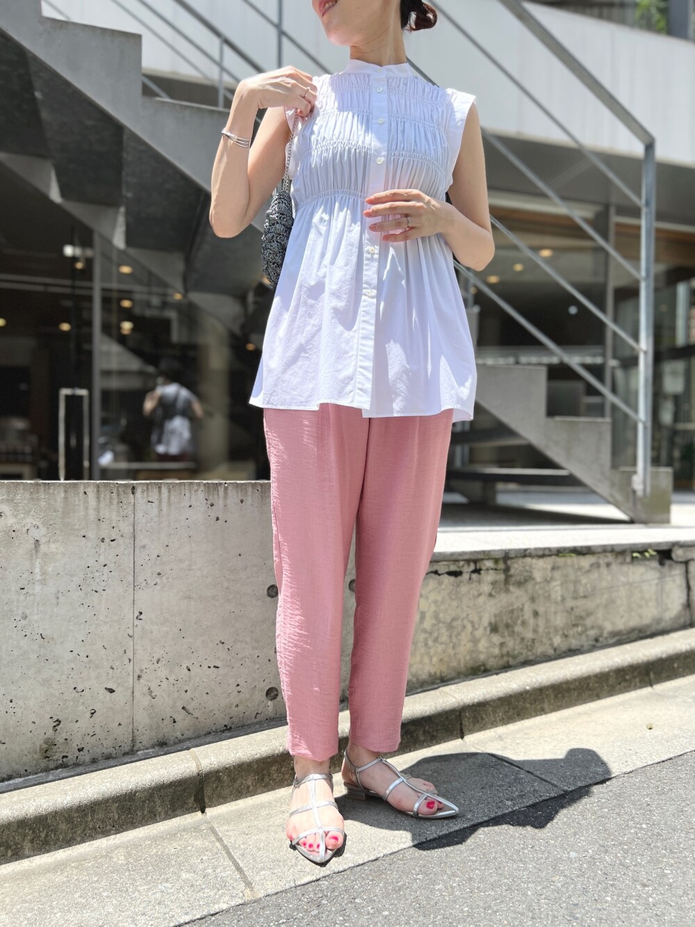 シルバー系のサンダル、ホワイト系のシャツ/ブラウス、ピンク系のその他パンツを着用したレディースの夏コーディネートの2枚目の写真