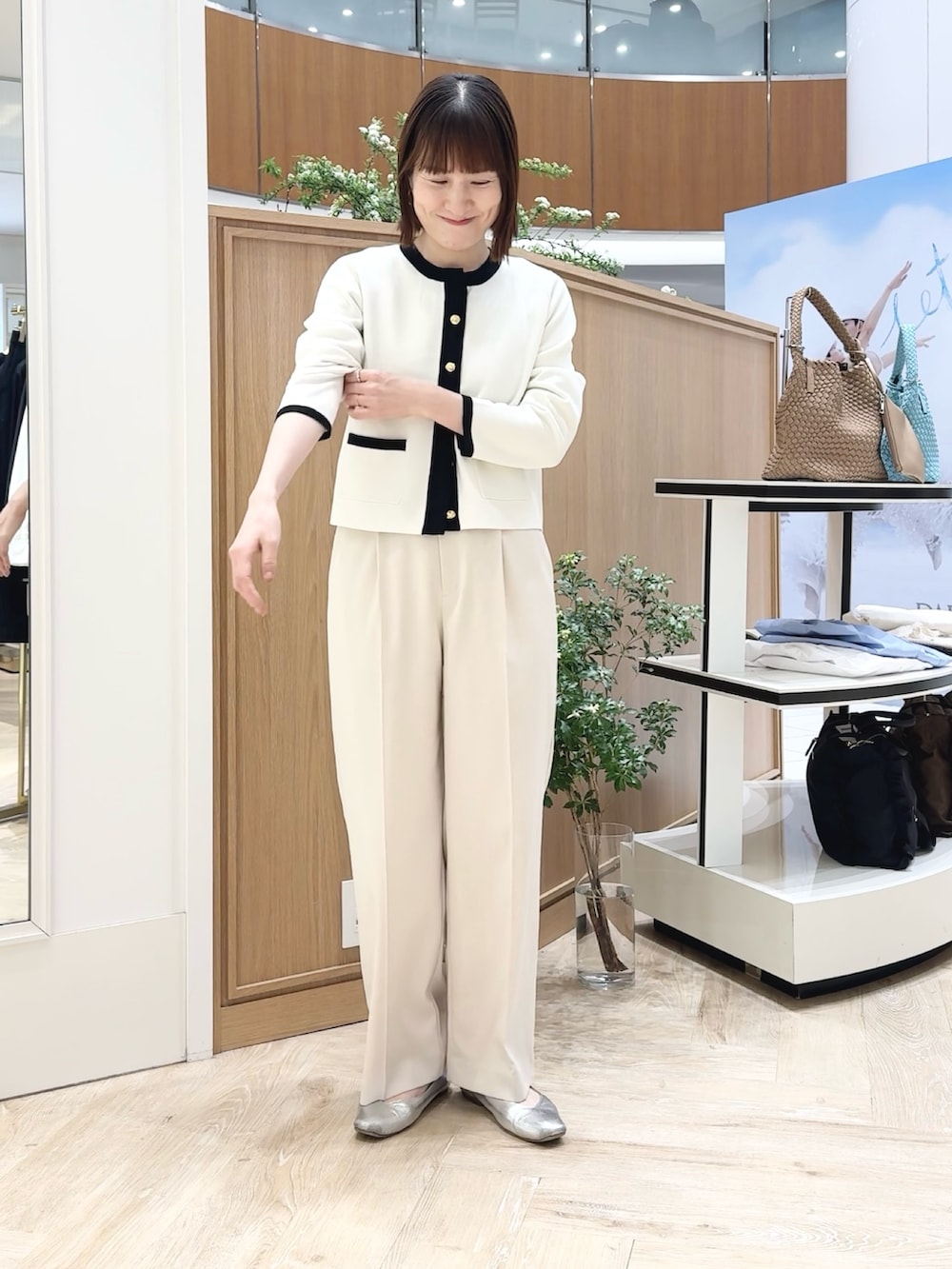 ブルー系のシャツ/ブラウス、ホワイト系のカーディガン/ボレロ、ブルー系のショルダーバッグを着用したレディースの春コーディネートの3枚目の写真