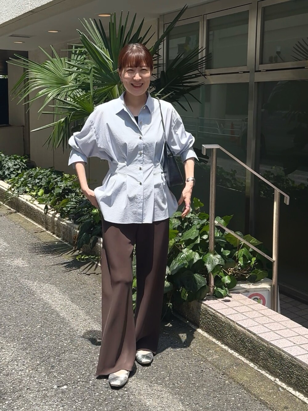 ブラウン系のその他パンツ、ブルー系のシャツ/ブラウス、ブラック系のショルダーバッグを着用したレディースの夏コーディネートの5枚目の写真