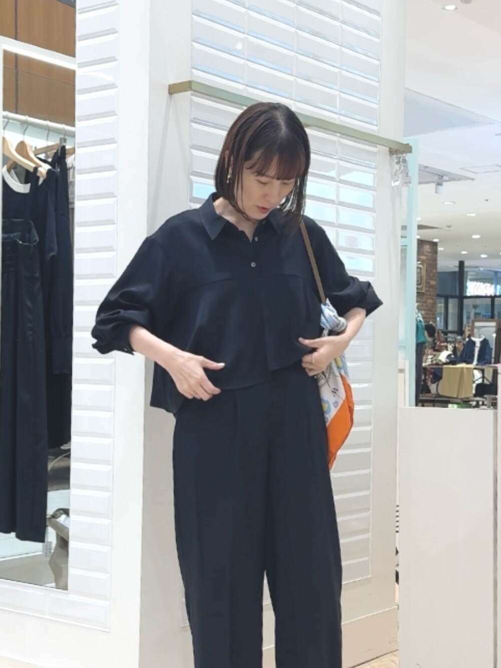 ブルー系のその他パンツ、ブラウン系のショルダーバッグ、ブルー系のシャツ/ブラウスを着用したレディースの秋コーディネートの6枚目の写真