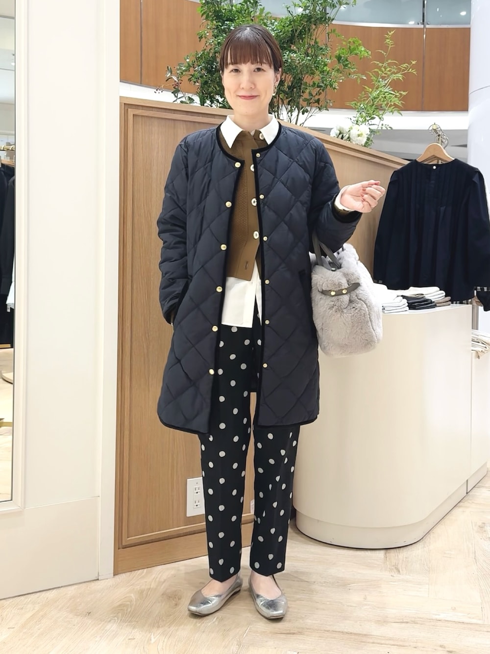 ブラック系のその他パンツ、ホワイト系のシャツ/ブラウス、ベージュ系のトートバッグを着用したレディースの秋コーディネートの6枚目の写真