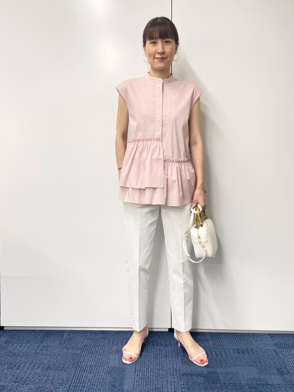 ホワイト系のサンダル、ピンク系のシャツ/ブラウス、ホワイト系のその他パンツを着用したレディースの春コーディネートの7枚目の写真