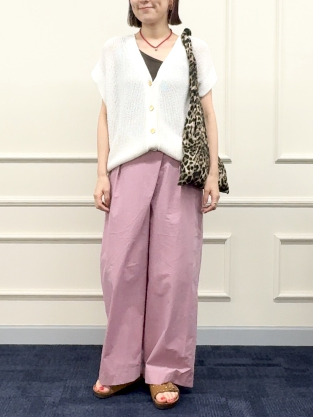 ブラウン系のタンクトップ、ピンク系のその他パンツ、その他のエコバッグ/サブバッグを着用したレディースの春コーディネートの7枚目の写真