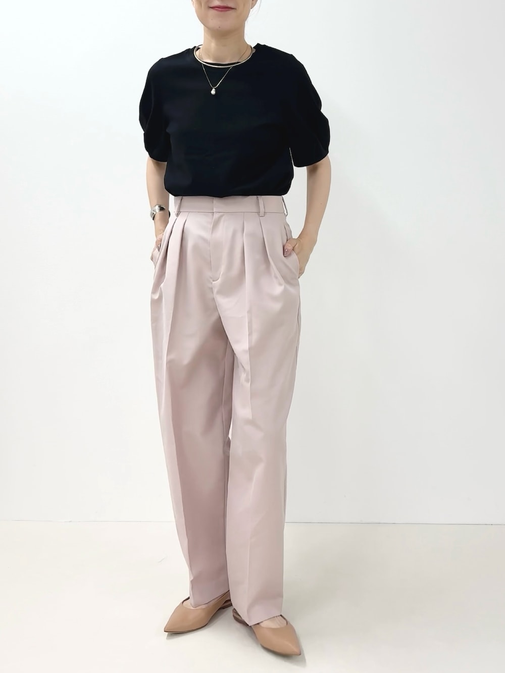 ブラック系のTシャツ/カットソー、ピンク系のその他パンツ、ホワイト系のタンクトップを着用したレディースの夏コーディネートの8枚目の写真