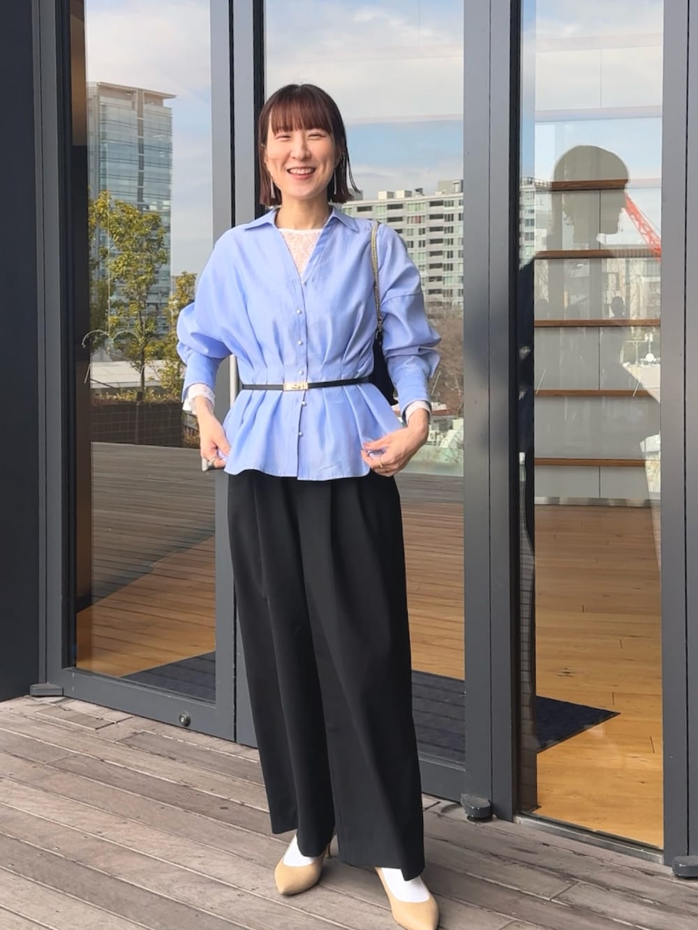 ブルー系のシャツ/ブラウス、ホワイト系のTシャツ/カットソーを着用したレディースの冬コーディネートの8枚目の写真