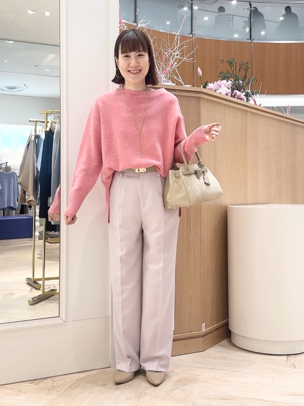 ピンク系のニット/セーター、ピンク系のその他パンツ、ベージュ系のトートバッグを着用したレディースの冬コーディネートの6枚目の写真