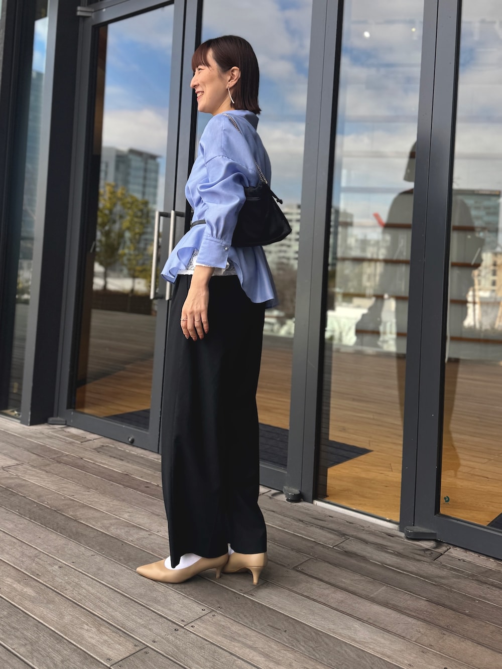 ブルー系のシャツ/ブラウス、ホワイト系のTシャツ/カットソーを着用したレディースの冬コーディネートの5枚目の写真