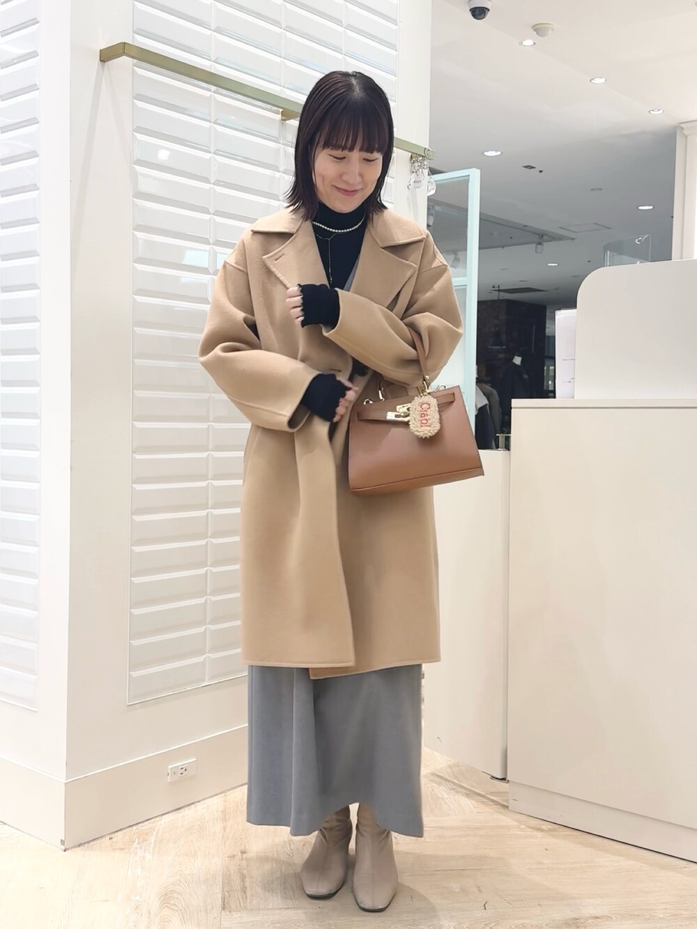 「キャメル、キャメルアウター、ベージュ、ベージュコーデ、コート、冬コーデ、クリスマスに着たい服、休日スタイル、お出かけコーデ、クリスマスコーデ、リバーコート、ワンピース 」|「NOLLEY’Sの《セットアップ対応》ウォッシャブル両面起毛2WAYワンピース(ワンピース、グレー系)」を使った、yamaguchiさん(レディース・163cm)の冬コーディネートの6枚目の写真