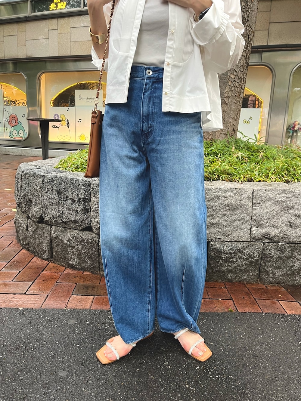 「デニム、デニムパンツ、バギーパンツ、シャツスタイル、シャツ、クロップドシャツ、ショート丈トップス、マリリンムーン、Marilyn Moon」｜「NOLLEY’S Sophiの【MARILYN MOON/マリリーンムーン】cropped open sleeve shirt（シャツ/ブラウス、ホワイト系）」を使った、yamaguchiさん（レディース・163cm）の夏コーディネートの7枚目の写真