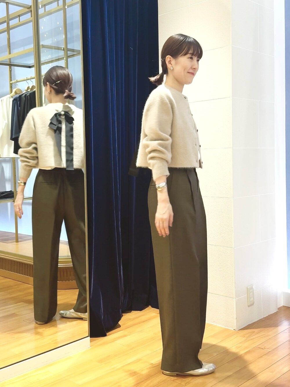 ブラウン系のその他パンツ、イエロー系のカーディガン/ボレロ、ホワイト系のシャツ/ブラウスを着用したレディースの秋コーディネートの3枚目の写真