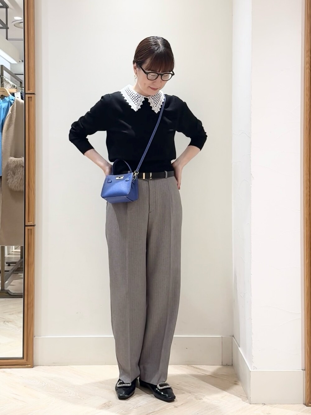 ブラウン系のその他パンツ、ブルー系のショルダーバッグ、ブラック系のニット/セーターを着用したレディースの秋コーディネートの9枚目の写真