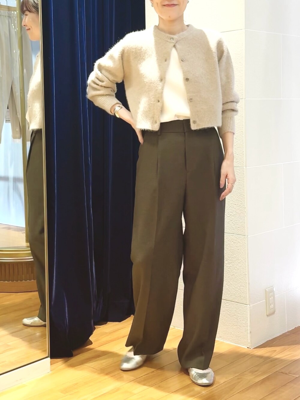 ブラウン系のその他パンツ、イエロー系のカーディガン/ボレロ、ホワイト系のシャツ/ブラウスを着用したレディースの秋コーディネートの4枚目の写真