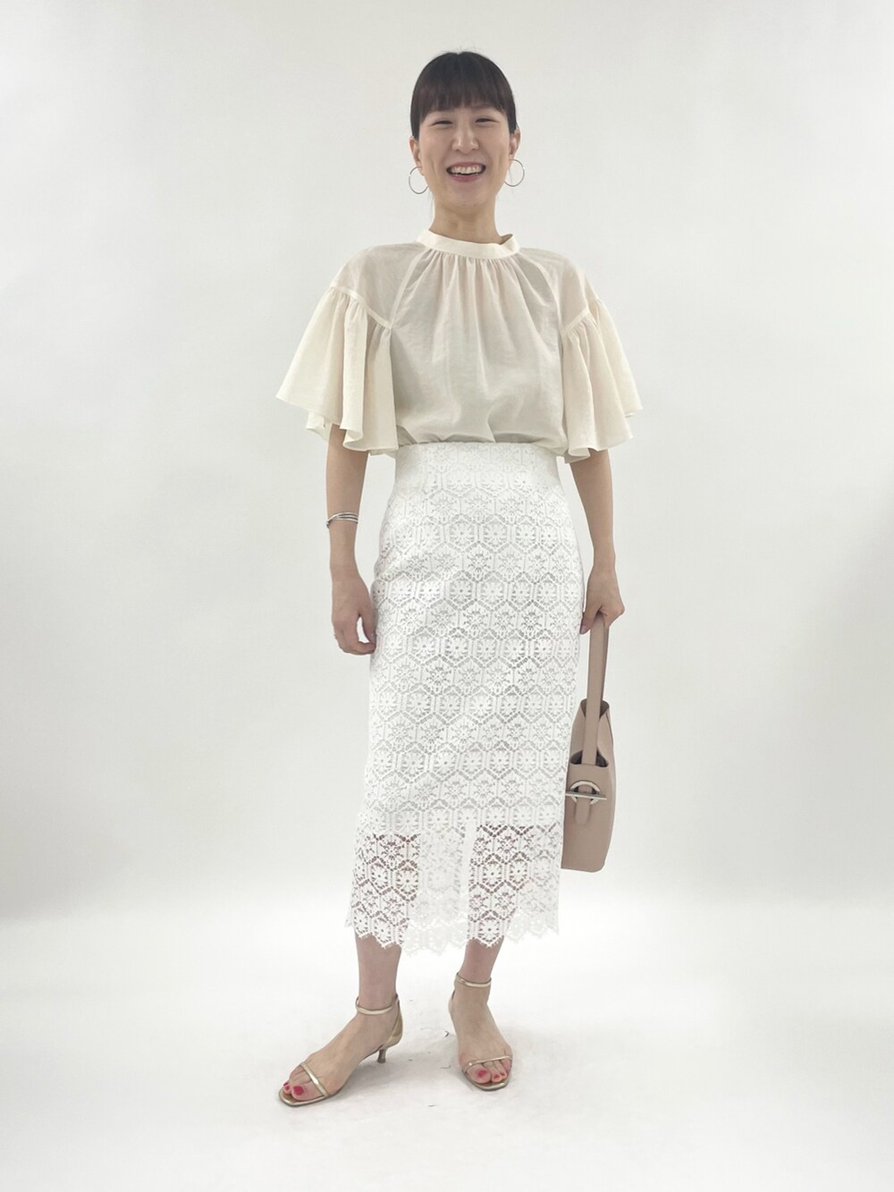 ゴールド系のサンダル、ピンク系のトートバッグ、ホワイト系のシャツ/ブラウスを着用したレディースの春コーディネートの6枚目の写真