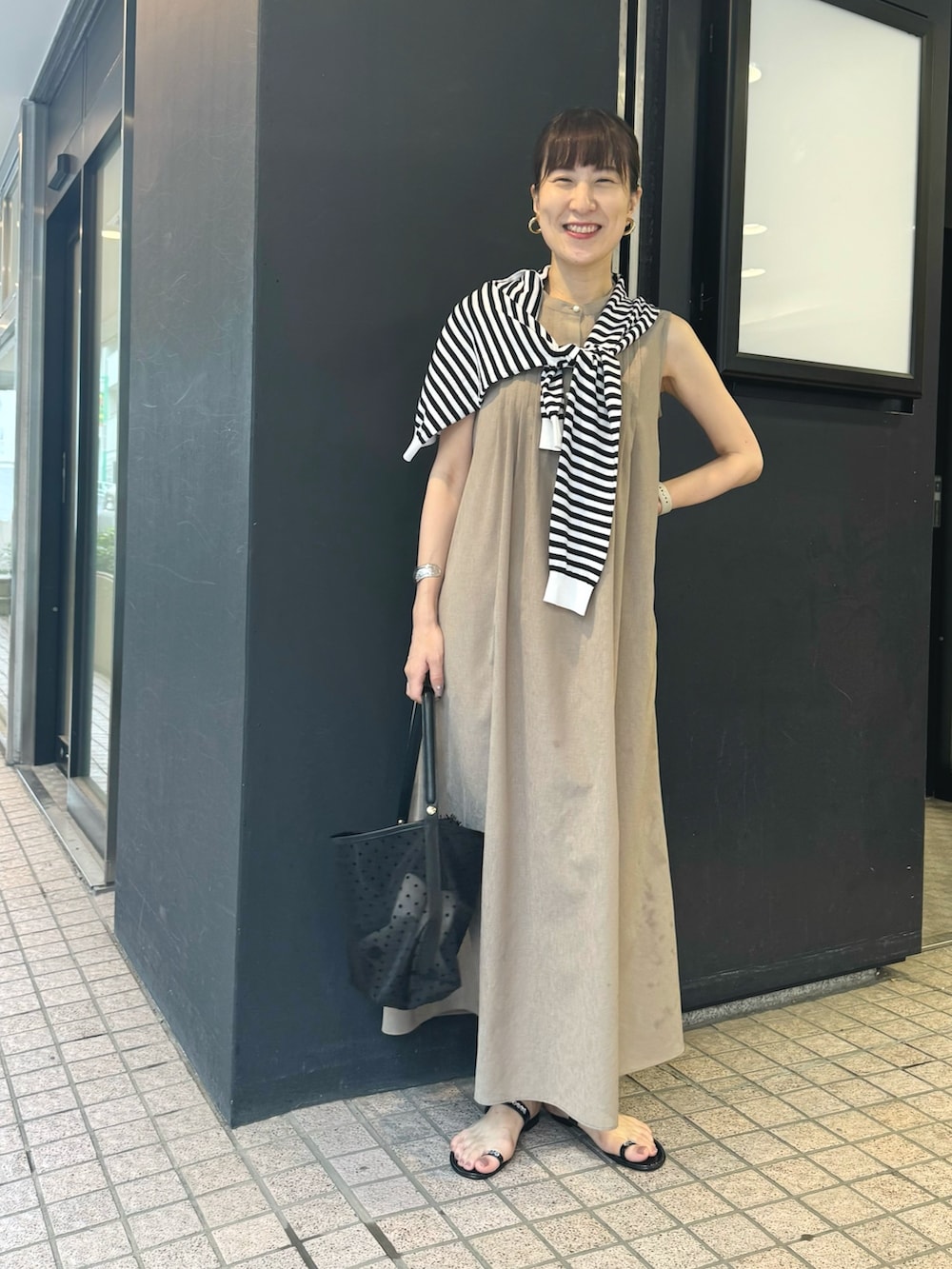「ワンピース、ワンピーススタイル、シャツワンピ、ワントーン、ボーダー、カーディガン肩かけ、カーディガン、チュールバッグ、雨の日コーデ、梅雨コーデ、夏コーデ、きれいめカジュアル、サンダル、オトナカジュアル、ロングワンピース」|「FABIO RUSCONIの【FABIO RUSCONI/ファビオルスコーニ】PVCビジューサンダル(サンダル、ブラック系)」を使った、yamaguchiさん(レディース・163cm)の夏コーディネートの4枚目の写真